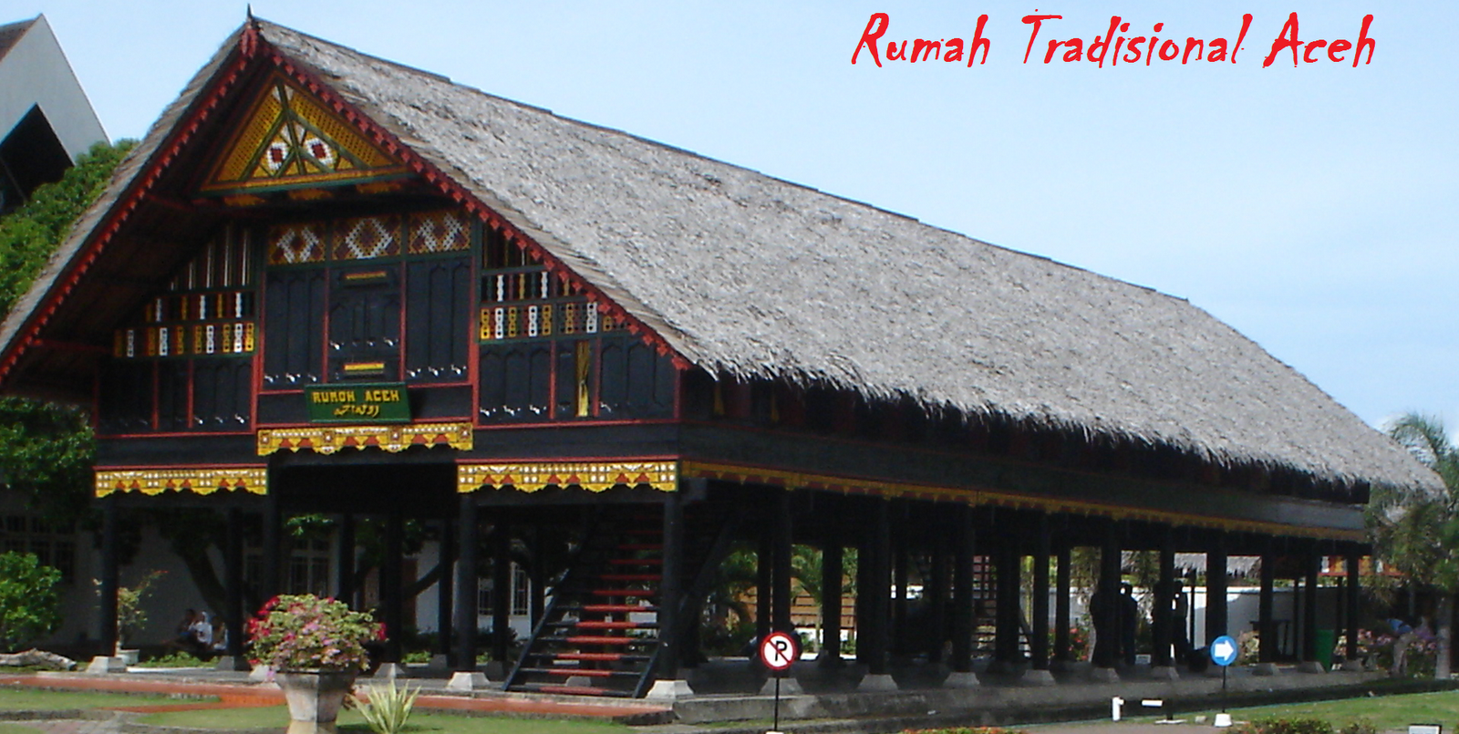 Berikut gambar rumah tradisional khas adat aceh.